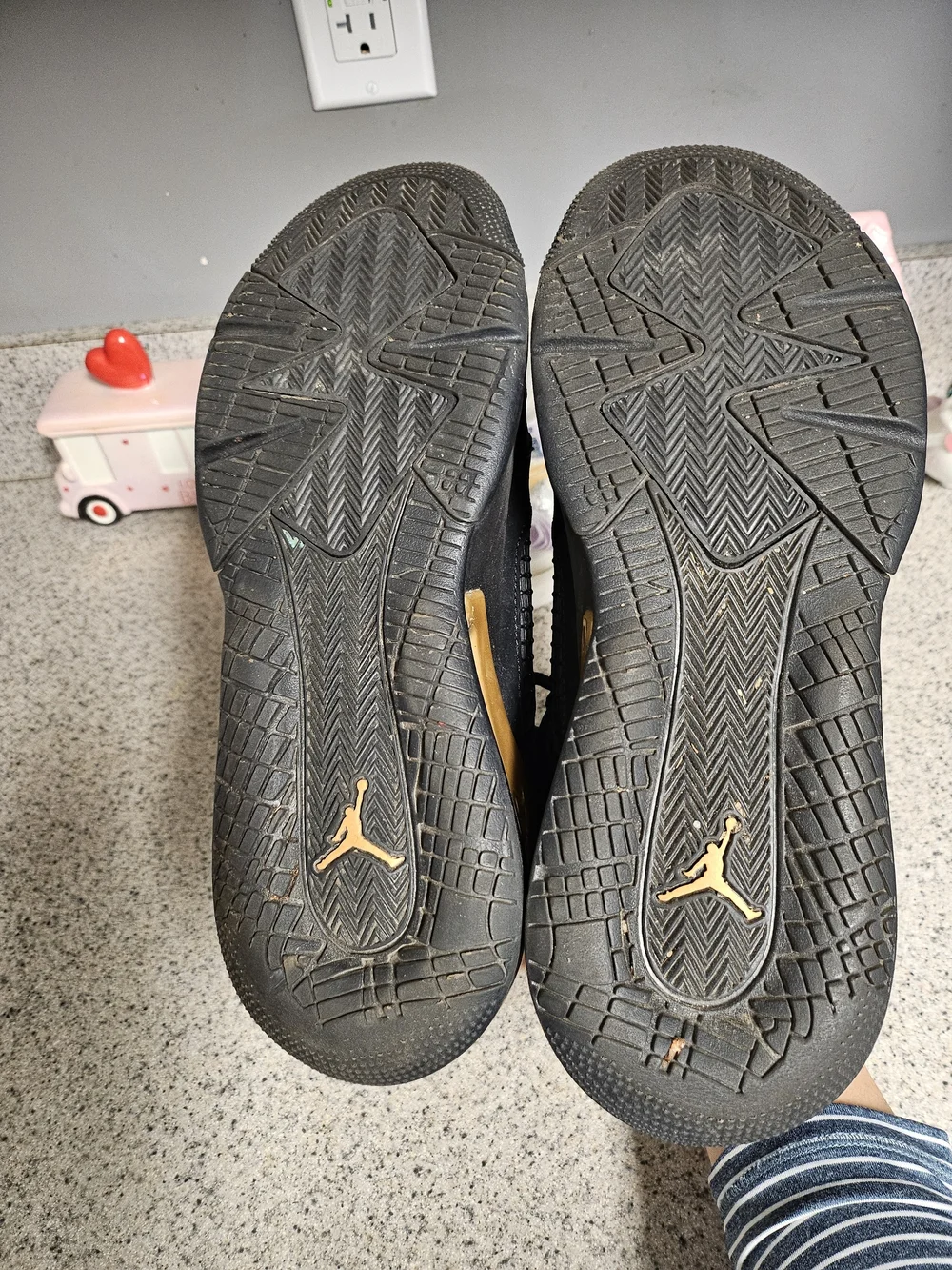 Jordan Men's Black and Gold Mid-Top Athletic Sneakers Men's 7Y